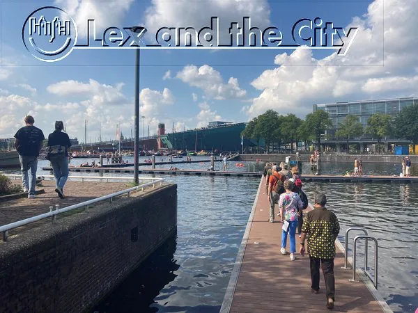 Lopen langs de openbare zwemplek op het Marineterrein in Amsterdam - De foto is gemaakt door Lex van Buuren in 2022