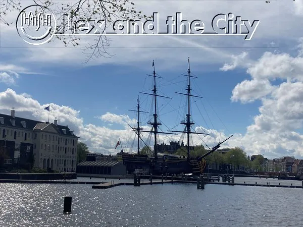 Uitzicht vanaf het Marineterrein op de replica van de VOC-boot "De Amsterdam" en het Scheepvaartmuseum.
