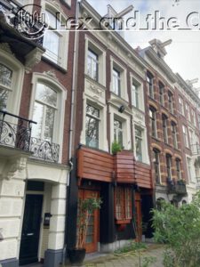De woning in Amsterdamse School Architectuur-stijl die tegenover het oude rioolgemaal ligt op de Ruysdaelkade. Met Indonesische invloed. Dank je Tommetje