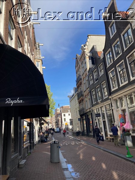 Eén van de 9 straatjes in Amsterdam. Plek van aparte winkeltjes en TikTokrijen - Trerkpleister in Amsterdam; ook tijdens de Lex and the City tour.