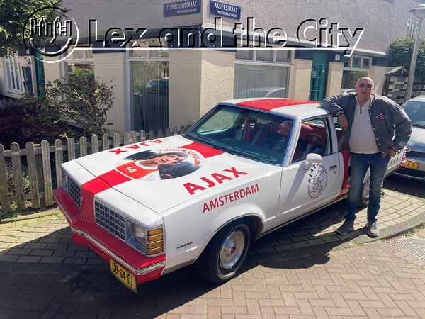 In beeld Arie met zijn auto voor het Cruijff huis aan de Akkerstraat - Foto van die voetbalgids in Amsterdam